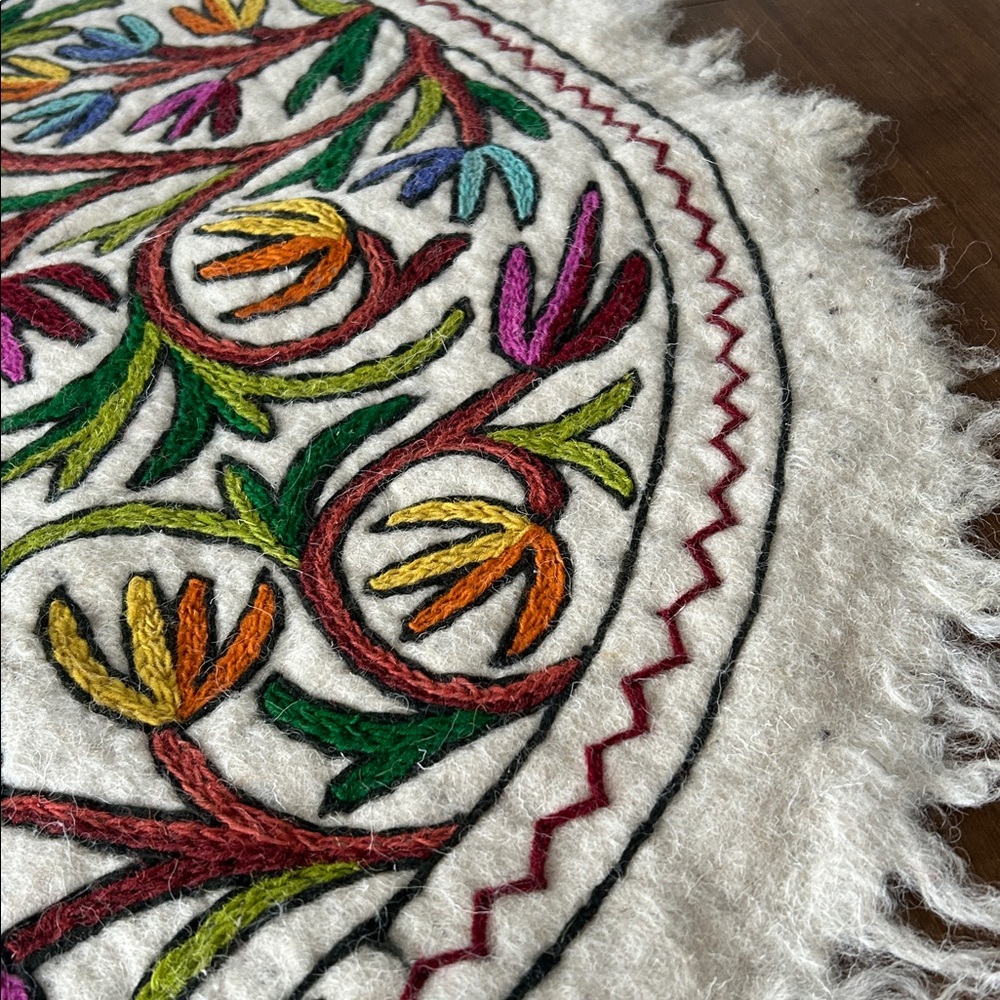 Embroidered wool Round Rug - Picture 4 of 6